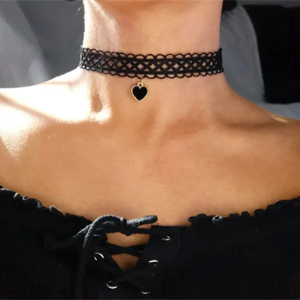 collier ras de cou vintage en dentelle noire