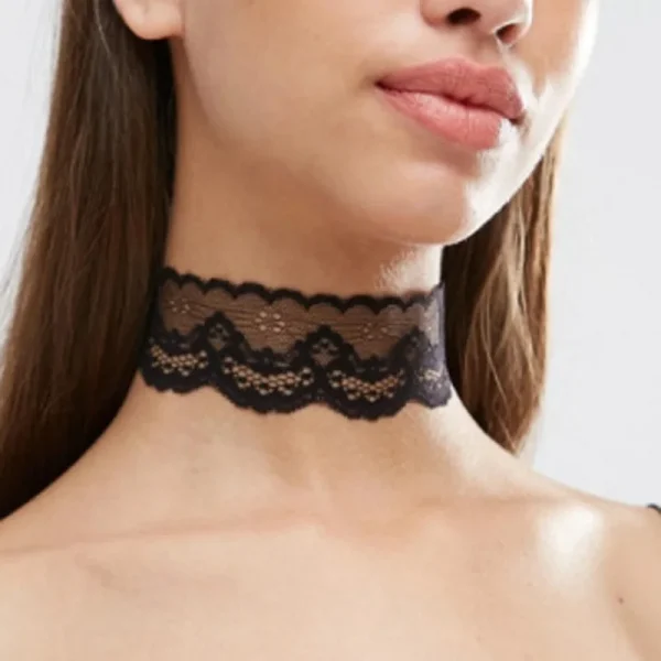 collier ras de cou en dentelle ajourée