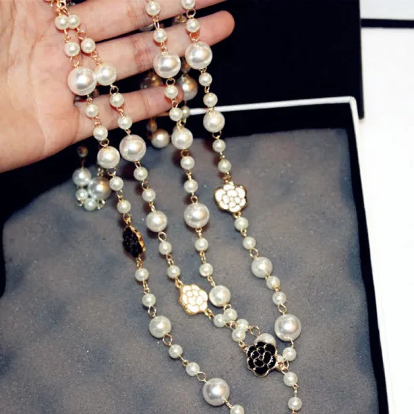 collier long en perles et fleurs