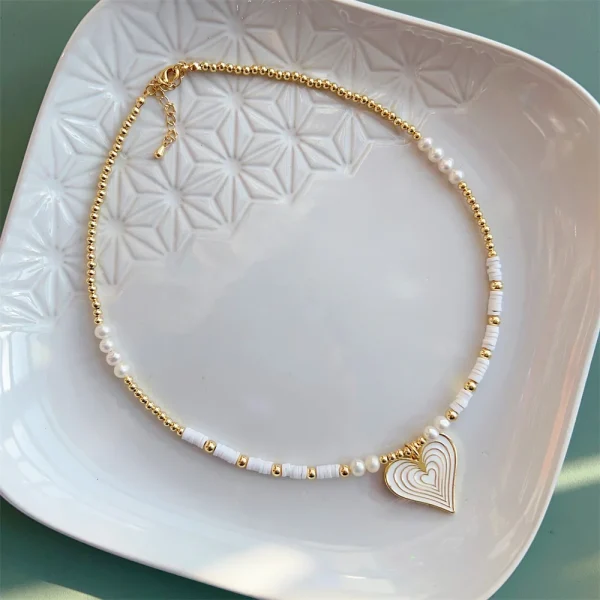 collier avec pendentif en forme de cœur et perles naturelles