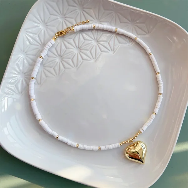 collier ras de cou avec pendentif cœur et perles naturelles