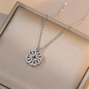 collier pendentif trèfle à quatre feuilles avec strass