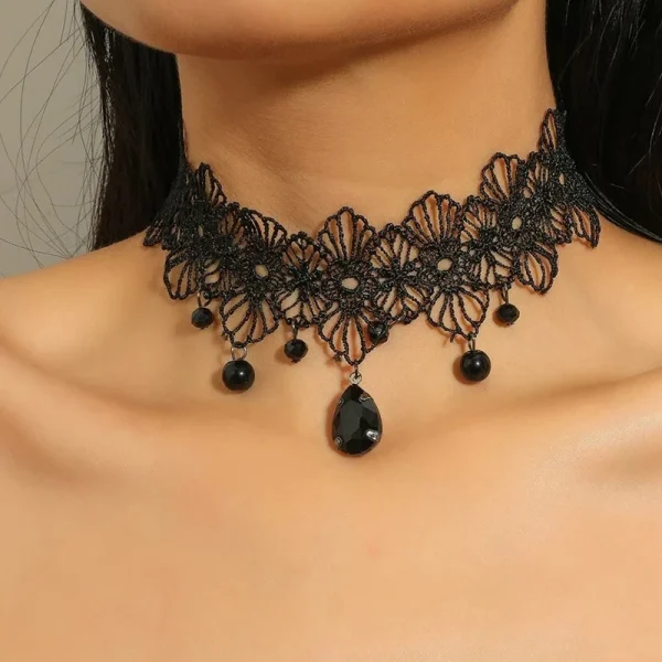 collier ras de cou dentelle noire vintage