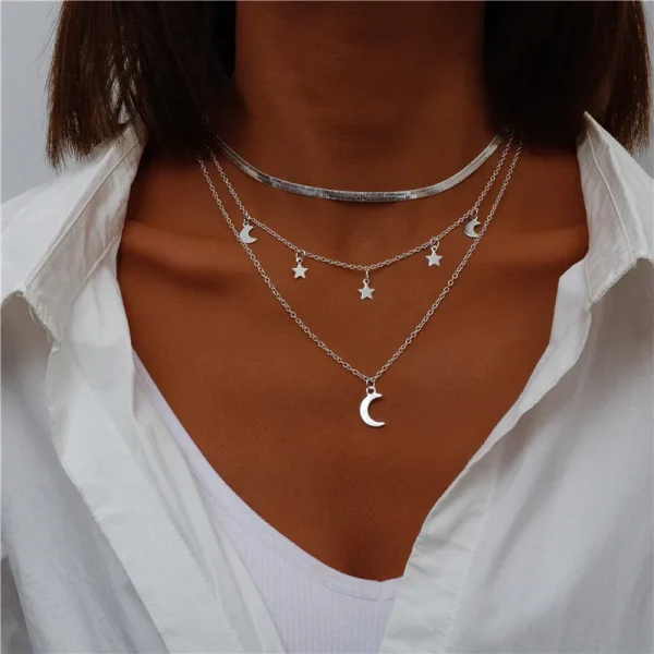 collier vintage multi-rangs avec pendentif lune