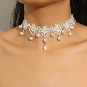 collier ras de cou dentelle blanche vintage avec pendentifs