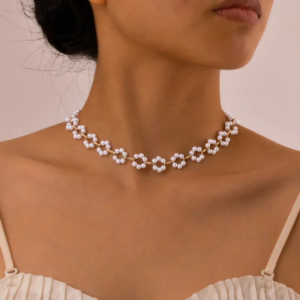 collier ras de cou de perle en fleurs