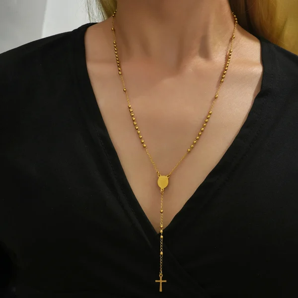 collier longue chaîne avec pendentif croix crucifix