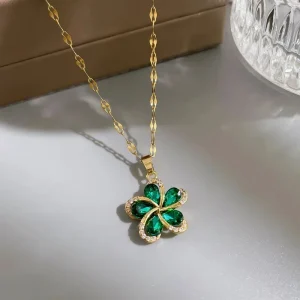 collier avec pendentif en forme de fleurs en zircon vert
