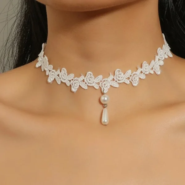 collier ras de cou dentelle blanche vintage