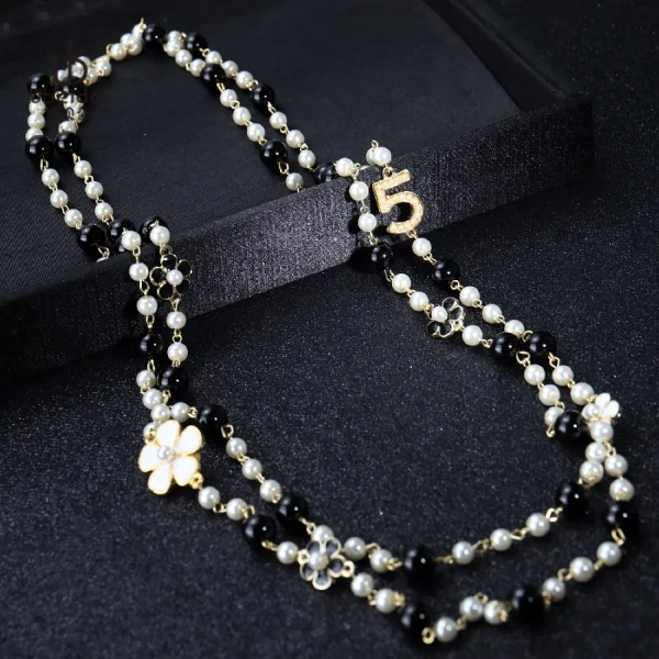 collier long en perles noires et blanches