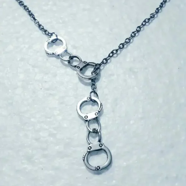 collier avec pendentif double menottes réglable