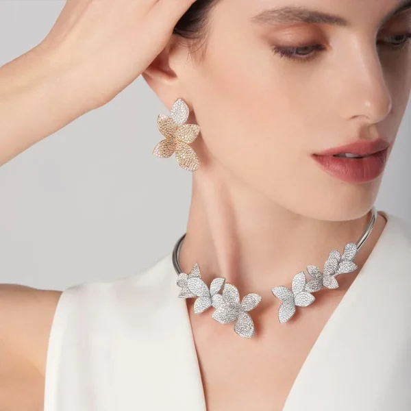 collier ras du cou à strass et fleurs multiples