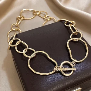 collier ras du cou motif géométrique irrégulier