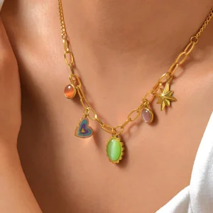 collier avec pendentif en opale et cœur pour femme