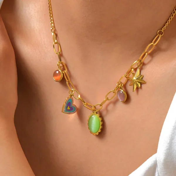 collier avec pendentif en opale et cœur pour femme
