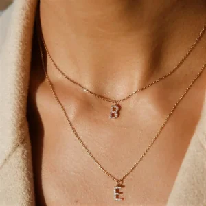 collier avec initiales dorées et zircons incrustés