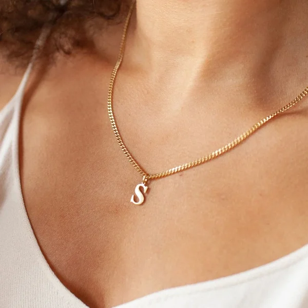 collier avec initiales lettre A-Z design