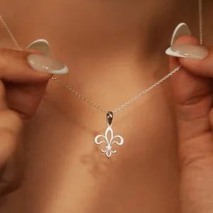 collier avec pendentif fleur de lys