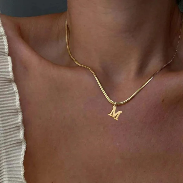 collier avec pendentif lettres alphabet