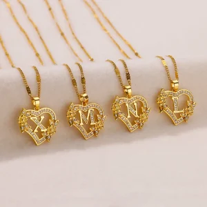 collier initiale en forme de cœur en zircon