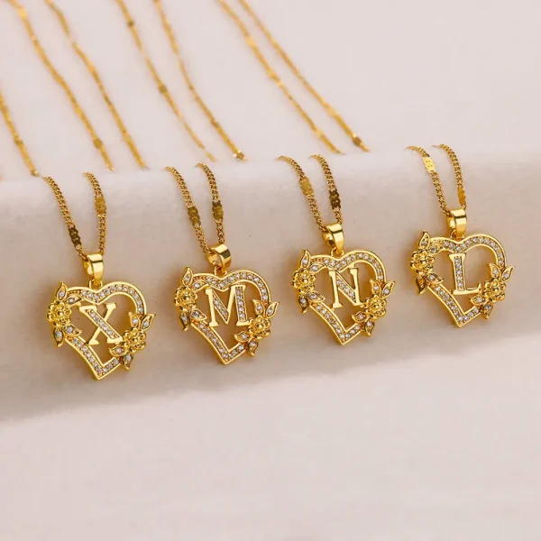 collier initiale en forme de cœur en zircon