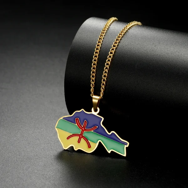 collier vintage avec symboles berbères d'Afrique