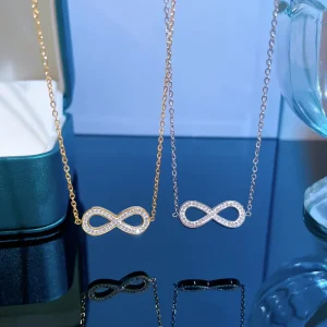 collier avec pendentif infini et cristaux