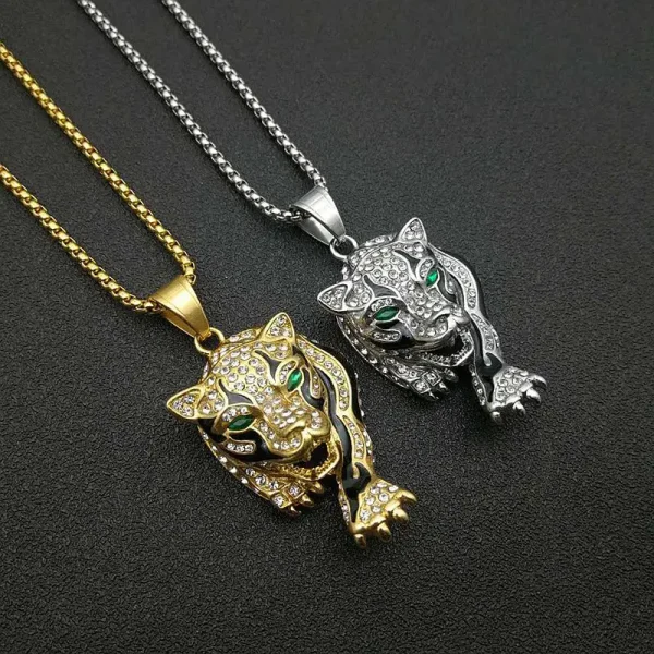 collier avec pendentif motif tigre