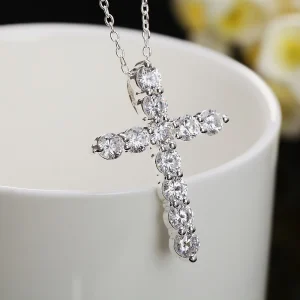 collier avec pendentif croix glamour en zircon