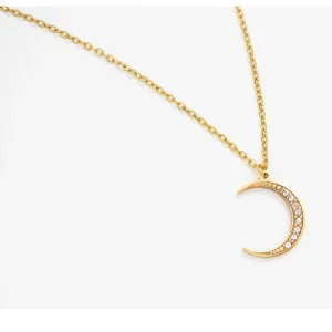 collier en forme de croissant de lune et cristaux