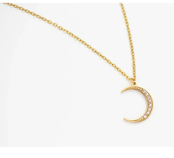 collier en forme de croissant de lune et cristaux