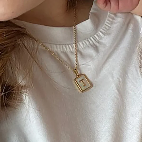 collier minimaliste avec initiales et nacre