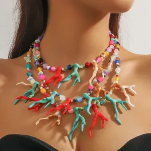 collier de perles de corail exagérées