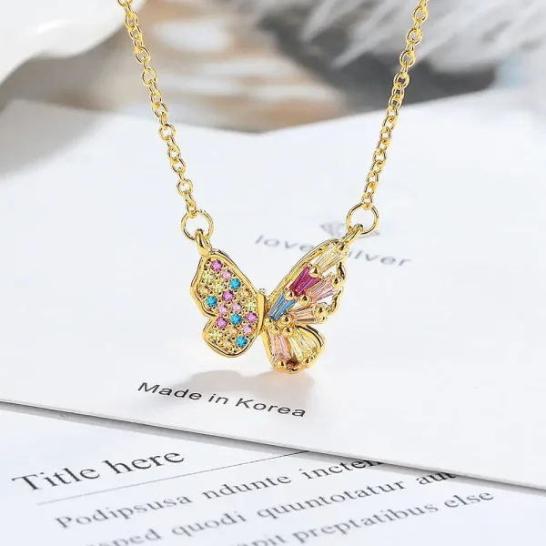 collier avec pendentif papillon avec strass