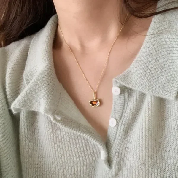 collier en ambre brillant