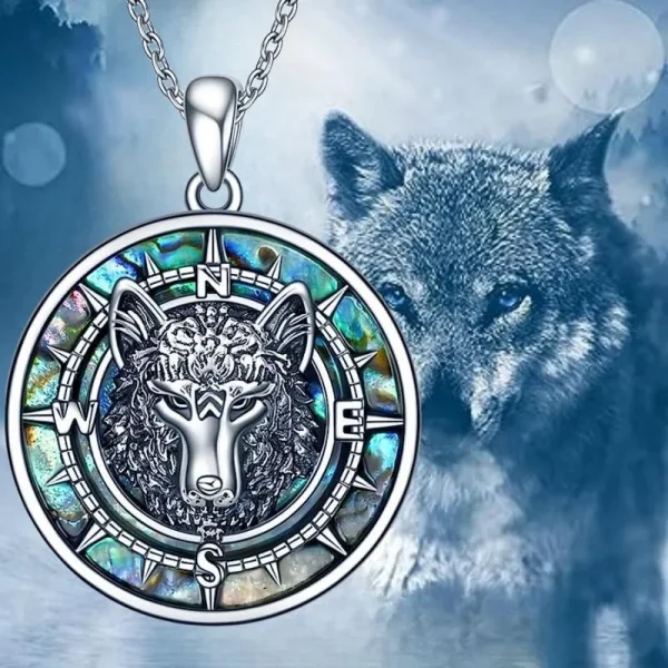 collier avec pendentif loup en coquillage d'ormeau