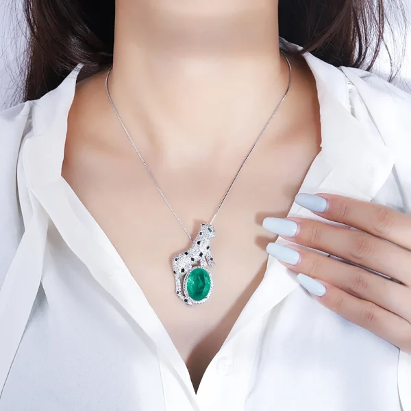 collier vintage avec pendentif léopard