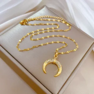 collier avec pendentif lune courbée