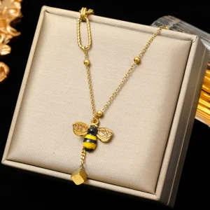 collier pendentif abeille cube