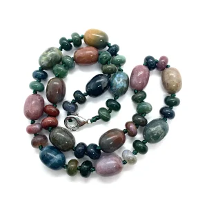 collier en pierre de tailles différentes