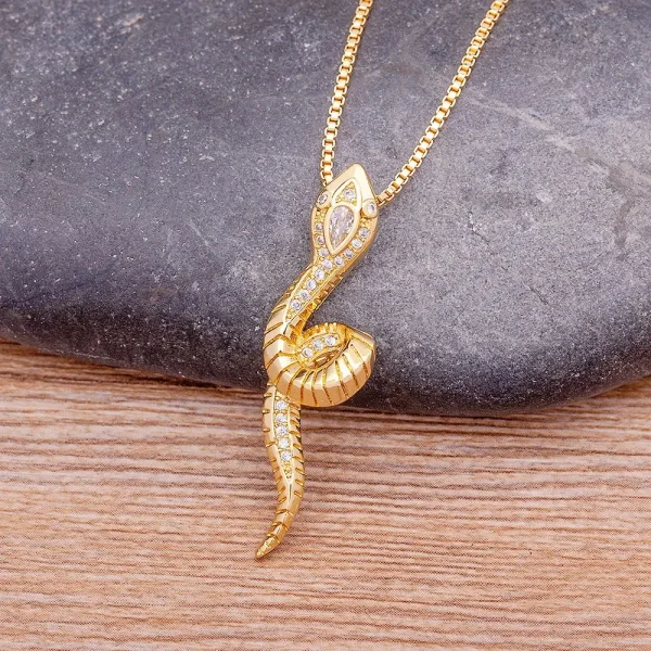 collier pendentif serpent tendance