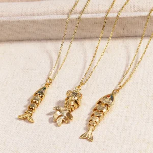 collier avec pendentif en forme de poisson