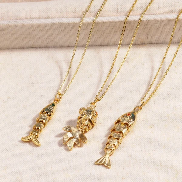 collier avec pendentif en forme de poisson