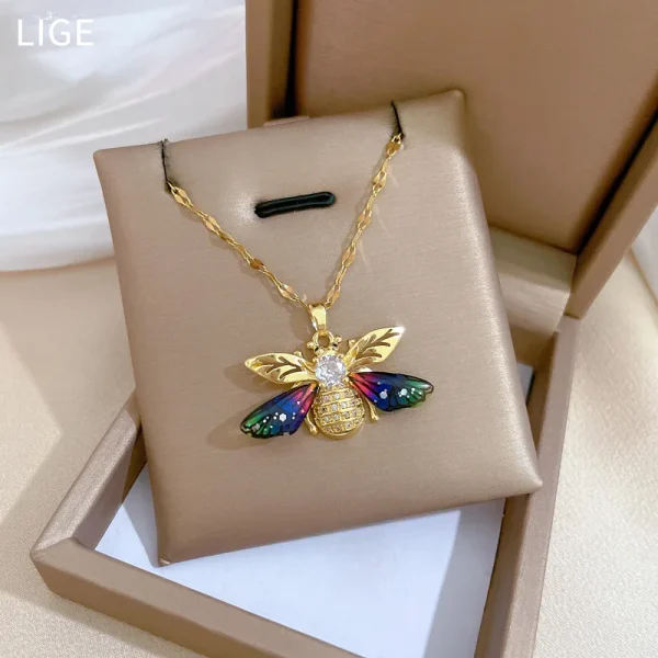 collier avec pendentif abeille colorée