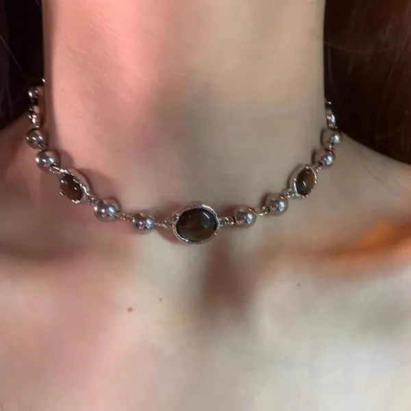 collier en pierre œil de chat ambrée
