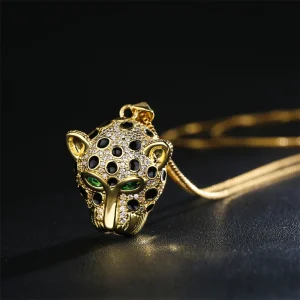 collier avec pendentif en forme de léopard