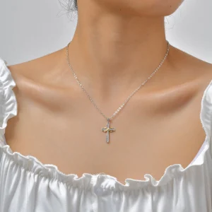 collier avec pendentif croix infini
