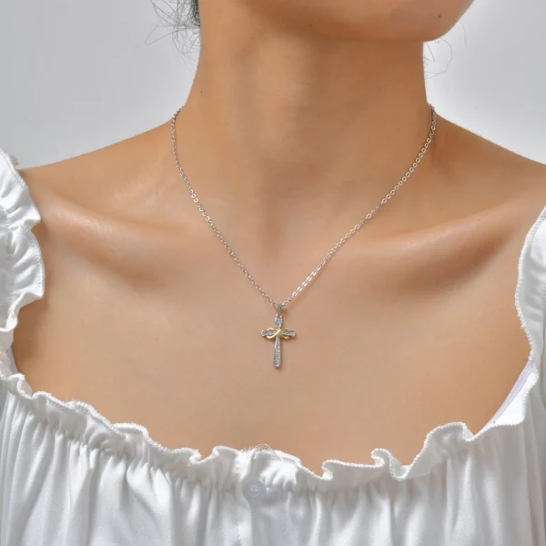 collier avec pendentif croix infini