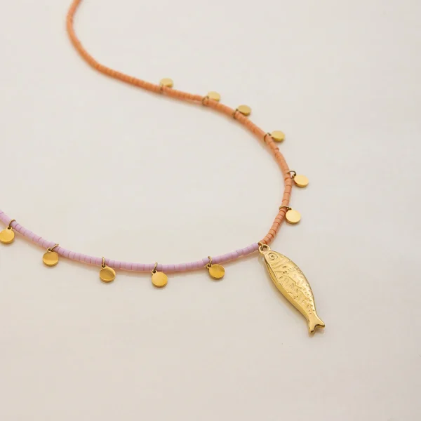 collier de perles colorées avec pendentif poisson