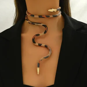 collier en forme de tête de serpent